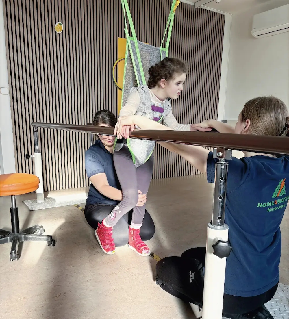 Kind mit zwei Therapeutinnen probiert zu gehen
