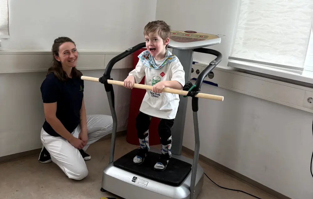 Patient steht und Therapeutin schaut