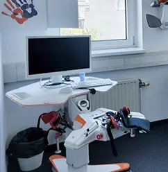 Therapiegerät für Arm und Hand mit Bildschirm