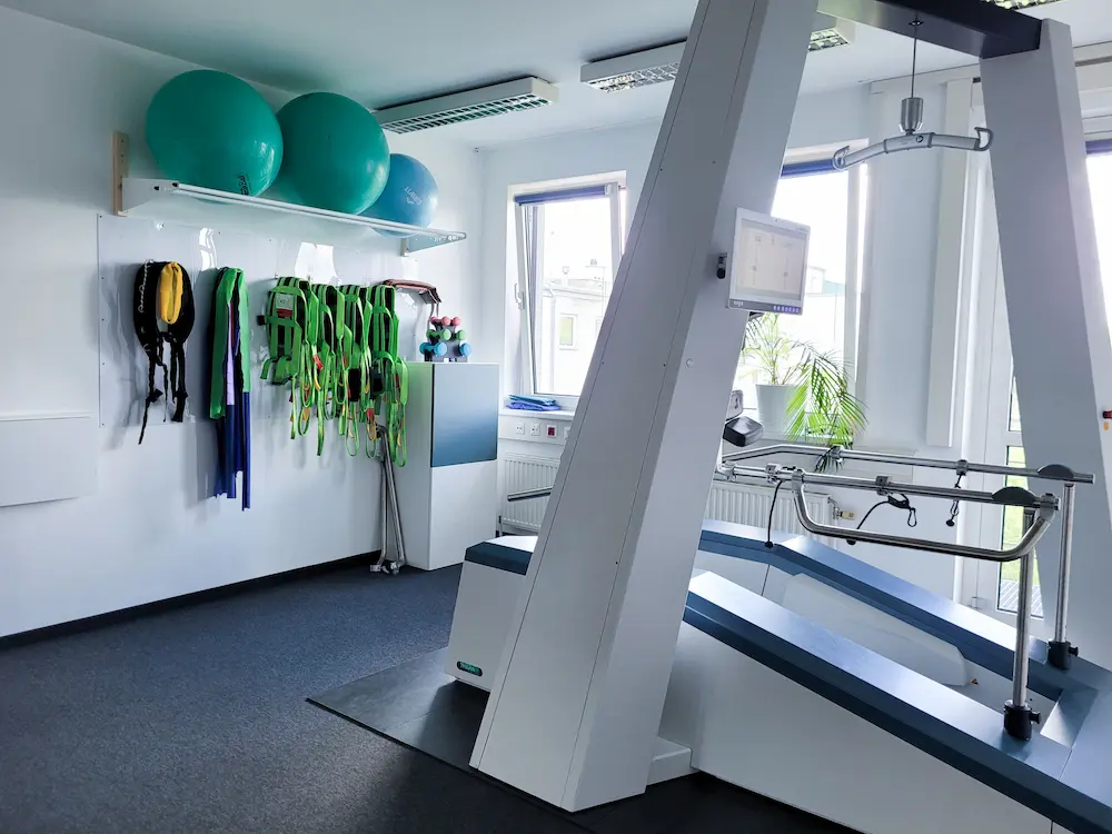 Trainingsbereich mit Gangtrainer, Gymnastikbällen und Therapiebändern