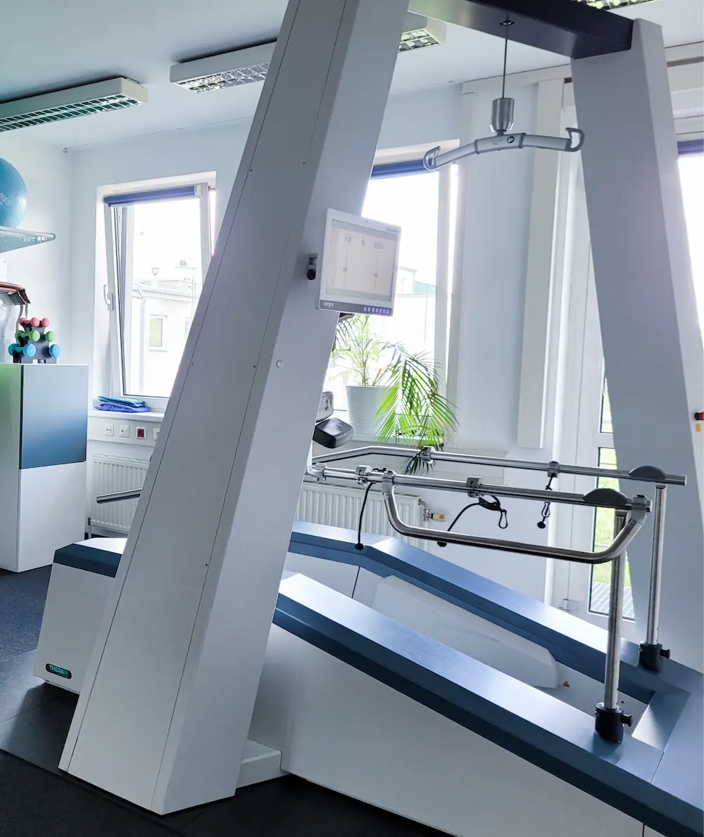 Gangtrainer mit Aufhängung, dahinter Fenster und Pflanzen