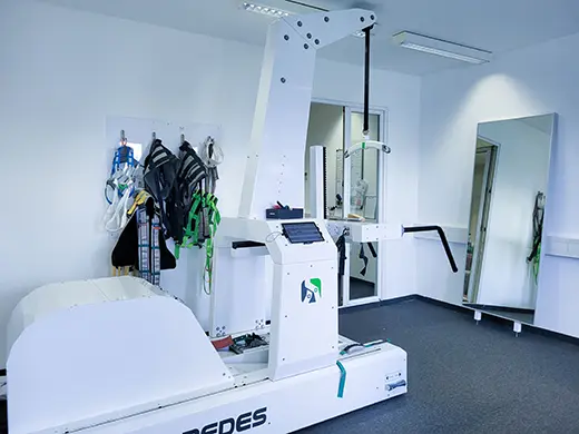 Robotikgestütztes Gangtherapiegerät vor einem großen Spiegel