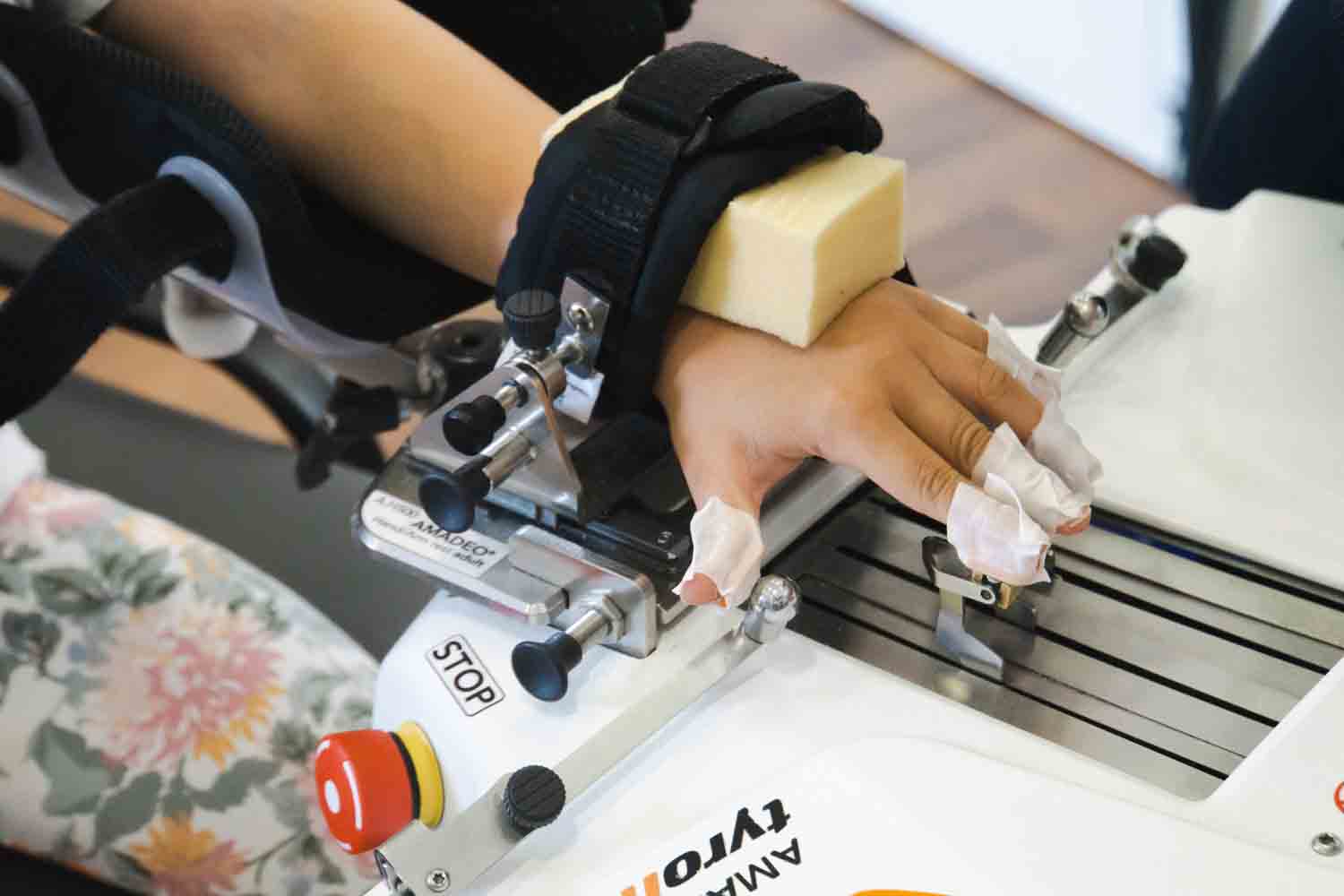 Ein Hand im Amadeo Roboter