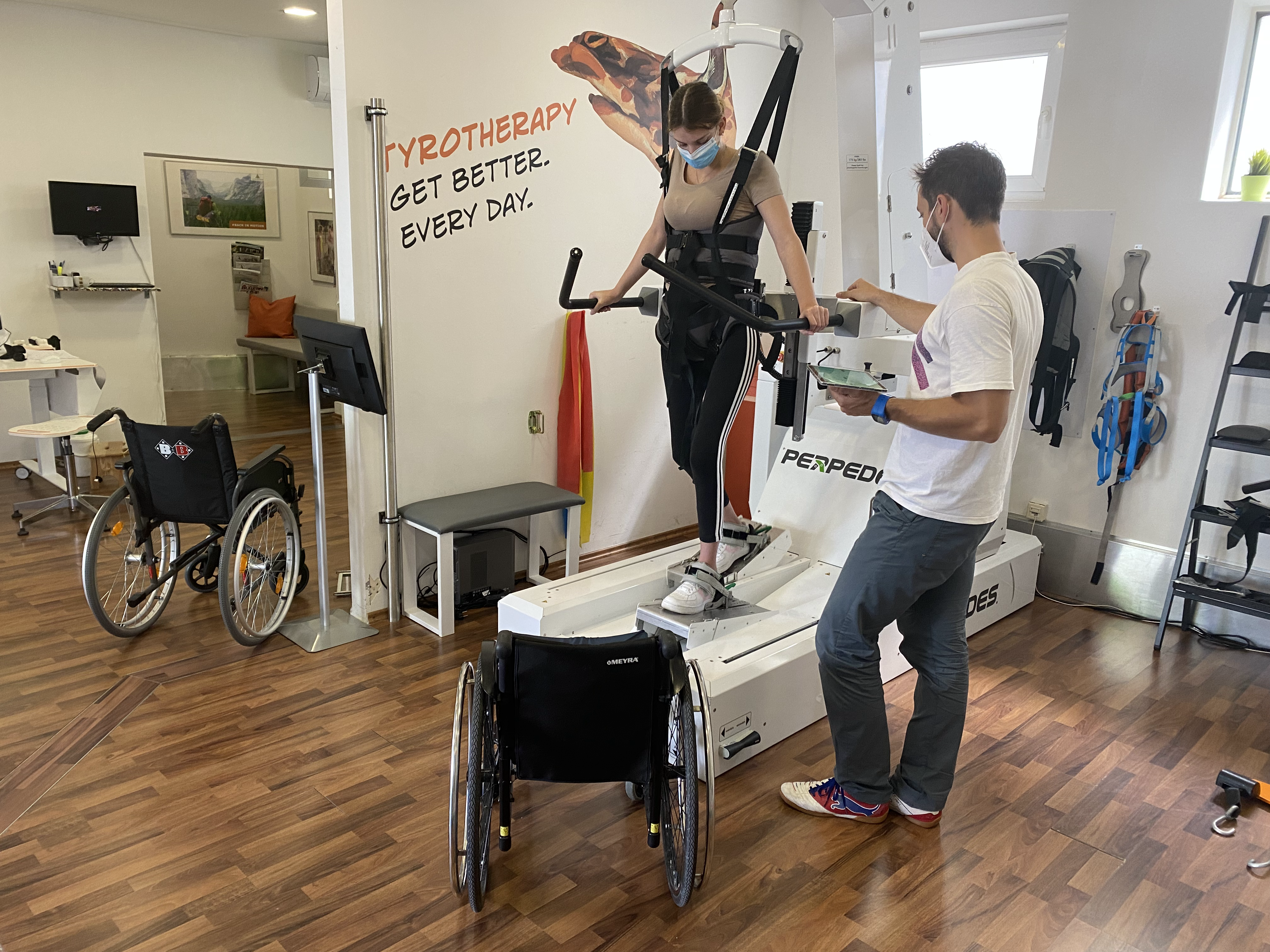 Patientin am Perpedes Mit Therapeut