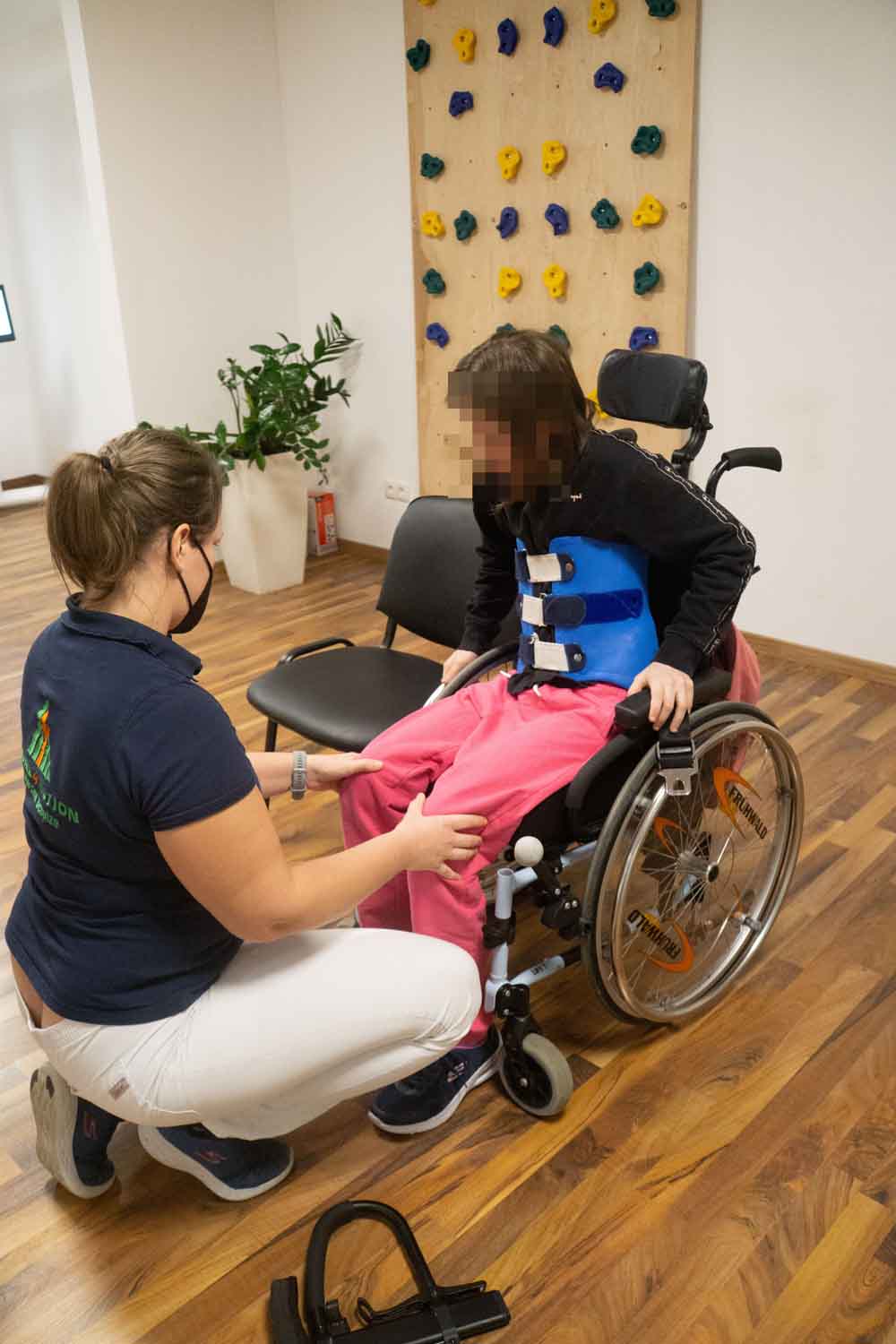 Martina hilft dem Kind zu aufstehen