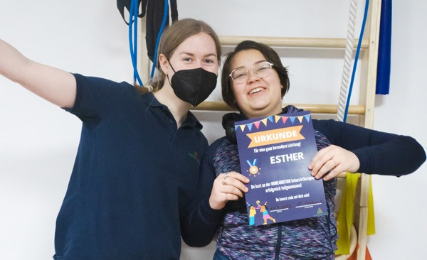 Esther mit Urkunde der Intensivtherapie