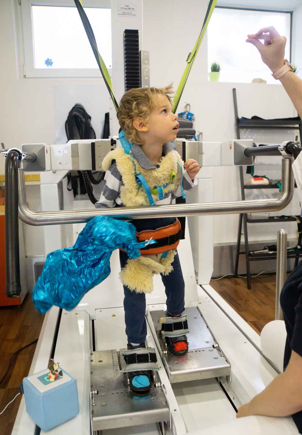 Moritz macht Therapie am Perpedes mit Luftballon