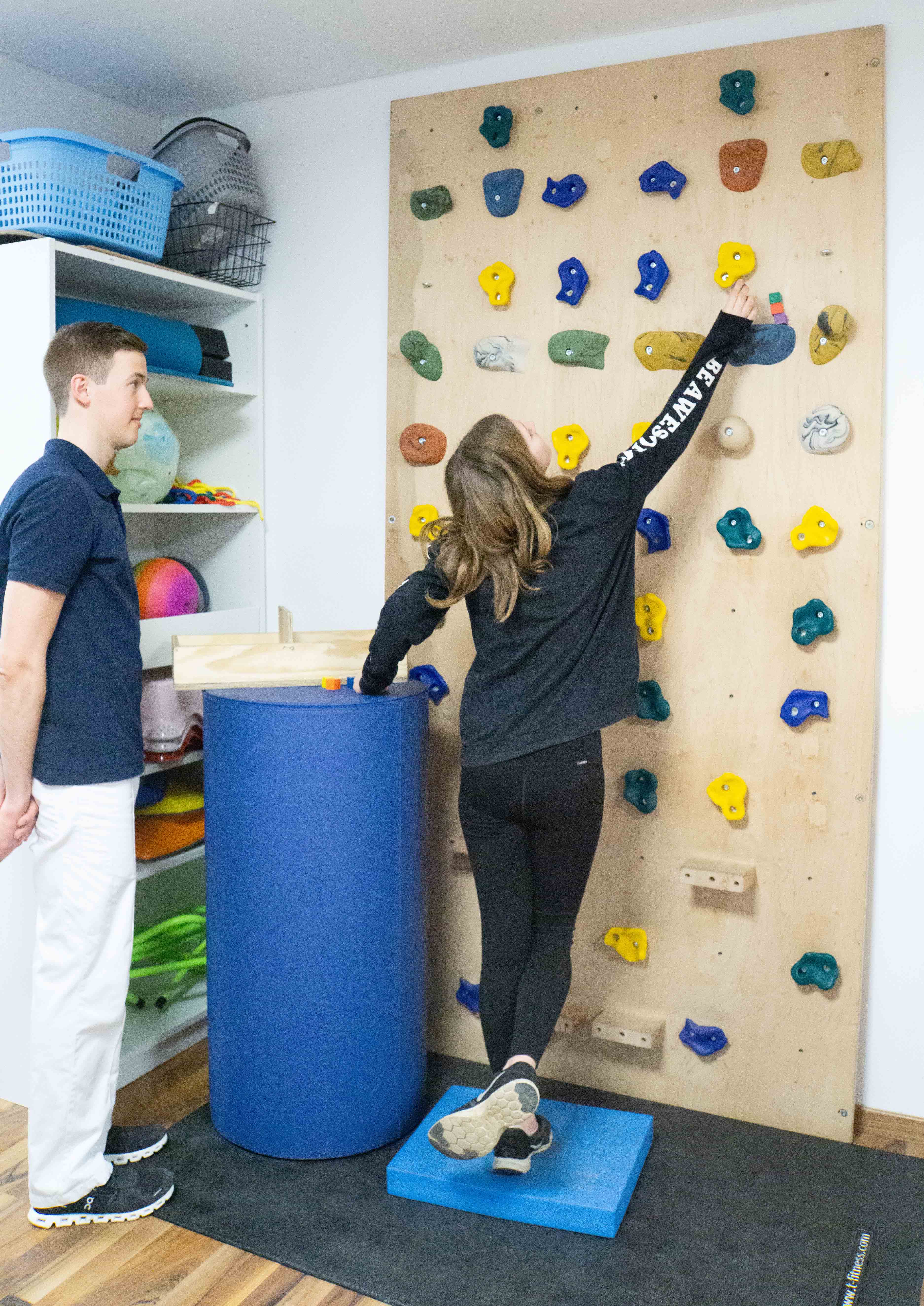 Training der Standbeinphase an der Kletterwand