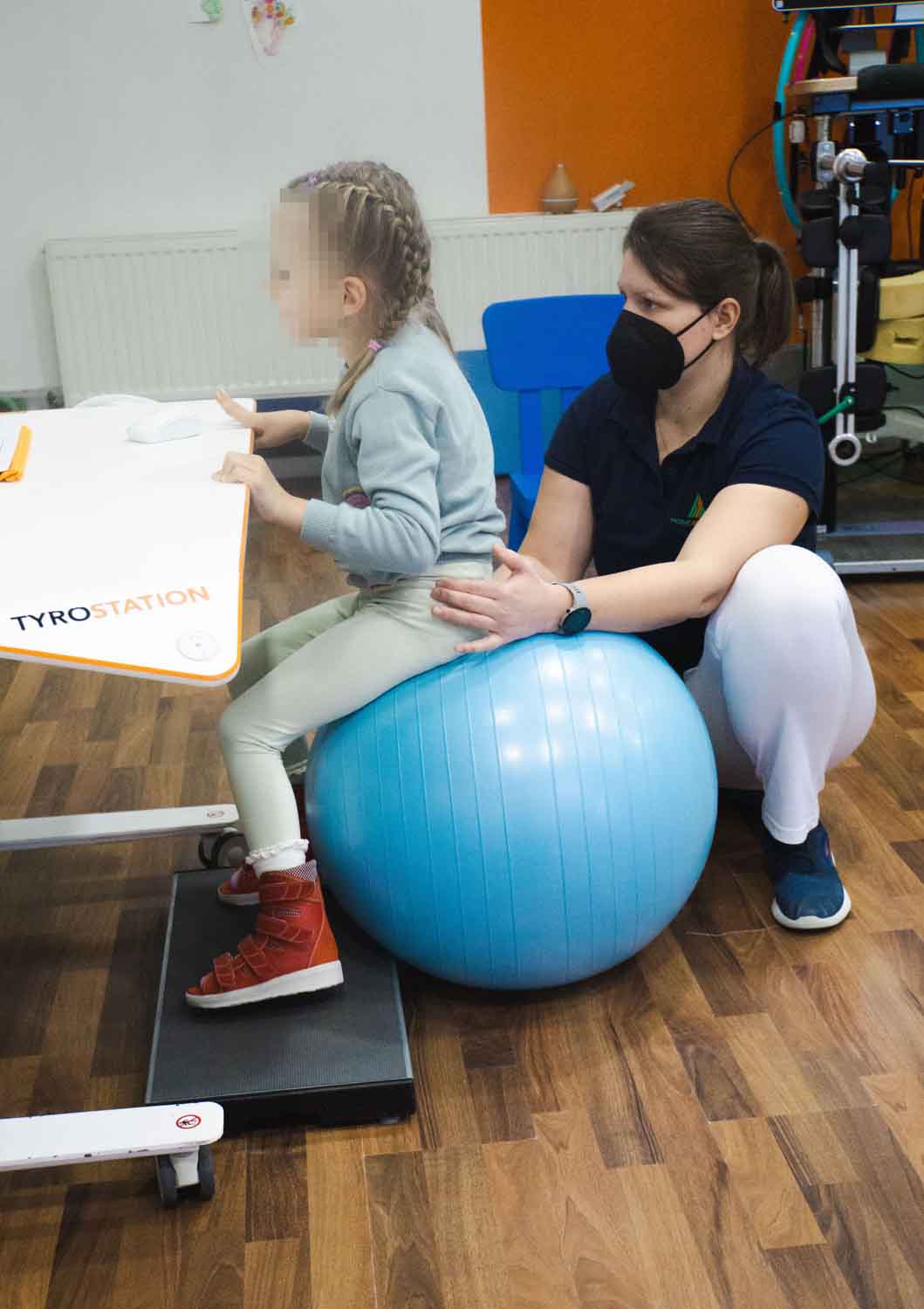 Kira trainiert Rumpfstabilität