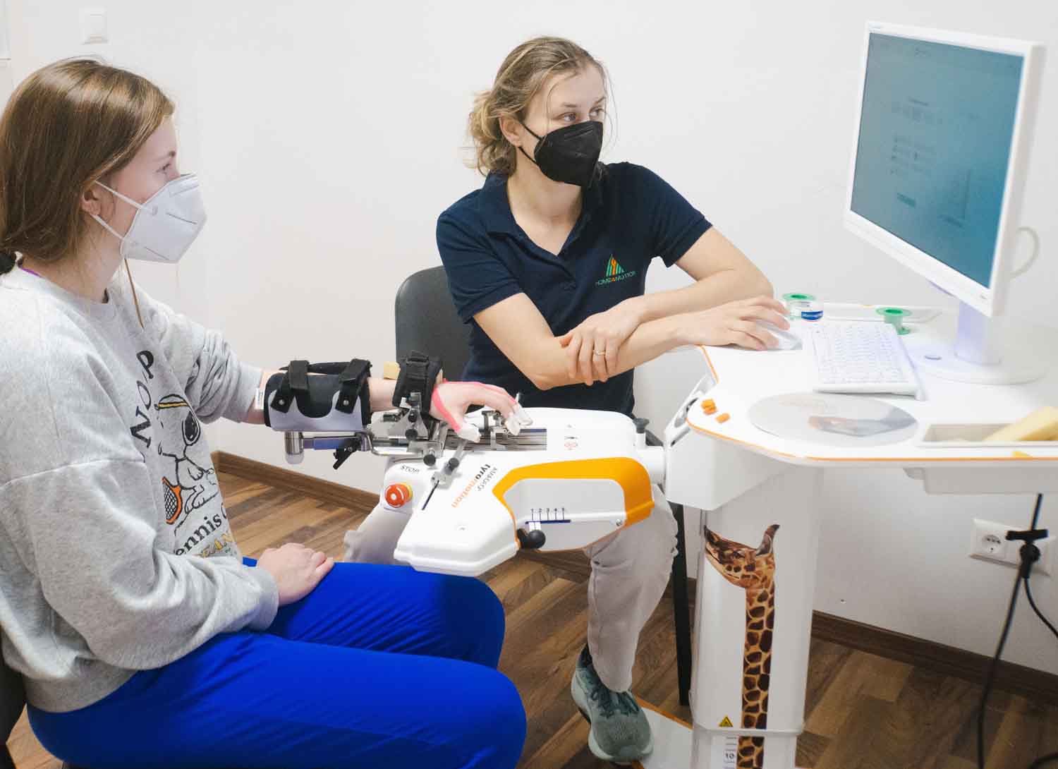 Patientin mit Therapeutin üben mit Amadeo