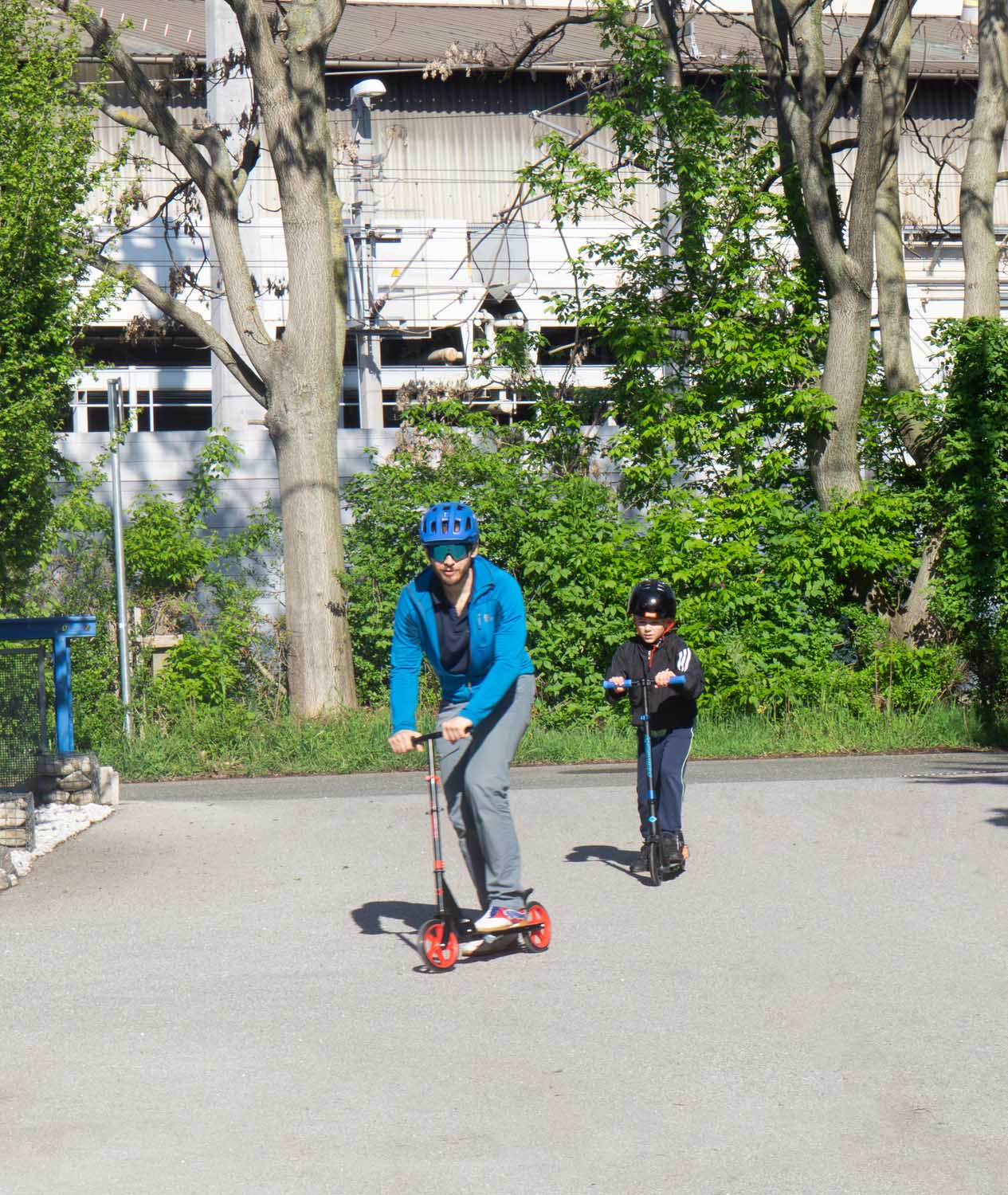 Lukas und Therapeut Moritz beim Rollerfahren