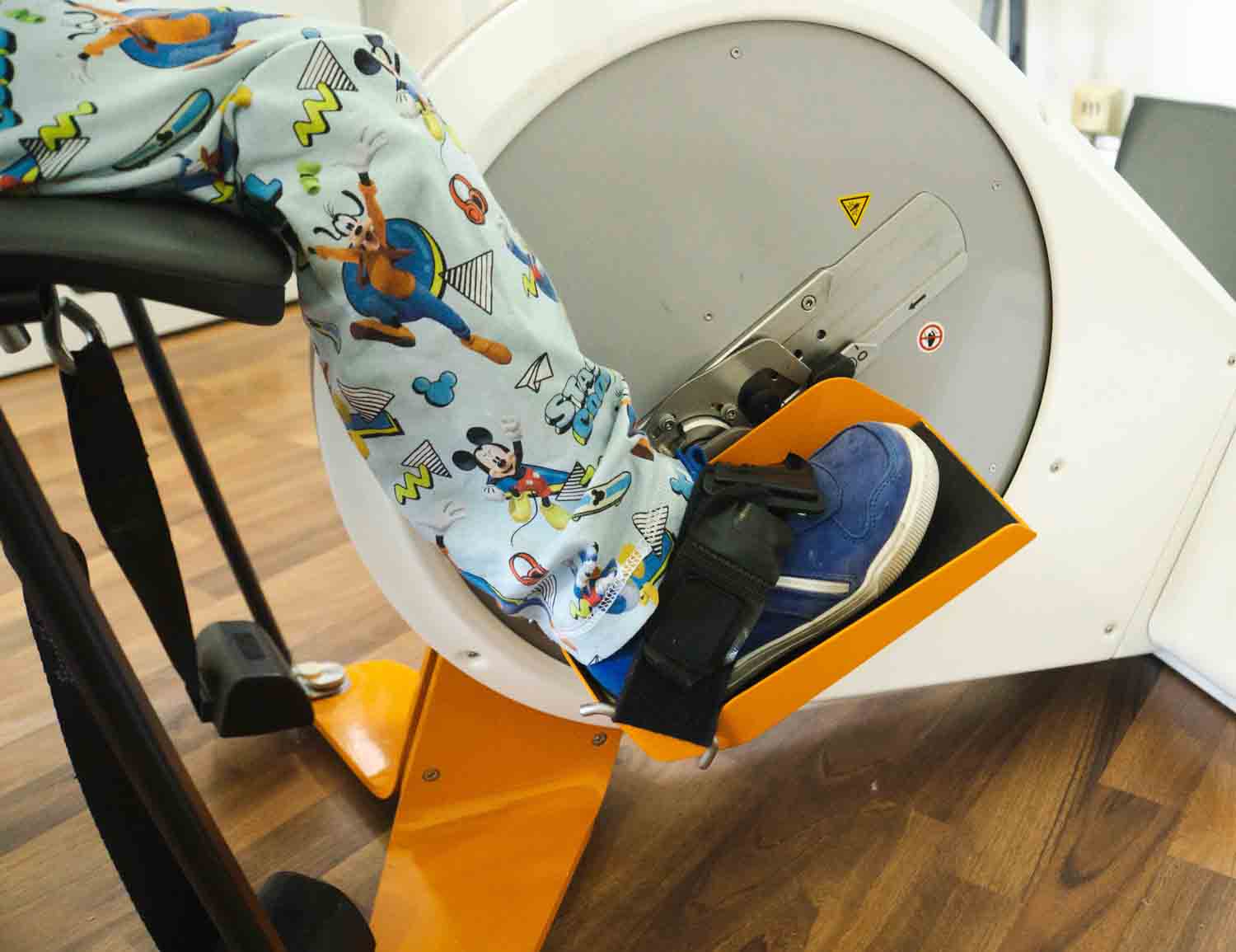Omego trainer mit den Kinder Beine