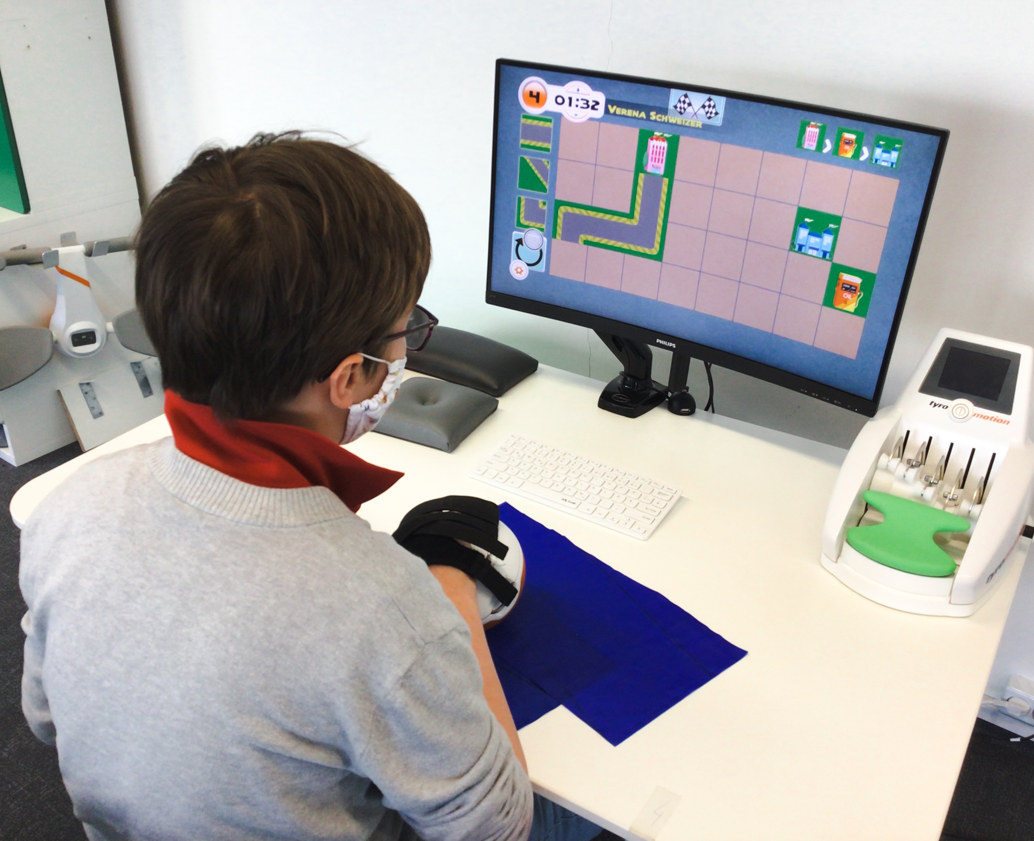 Katharina übt mit dem Box & Block Test