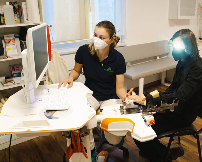Patientin macht Übungen mit Amadeo Roboter