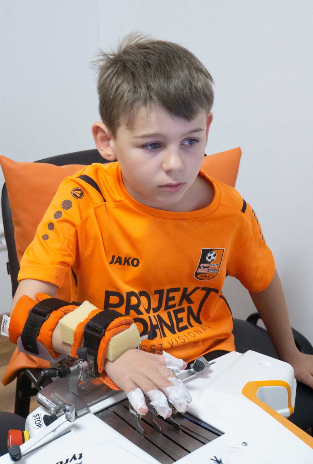Lukas am Amadeo macht übungen