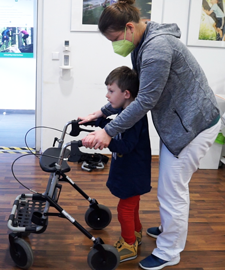 Willi geht mit Rollator