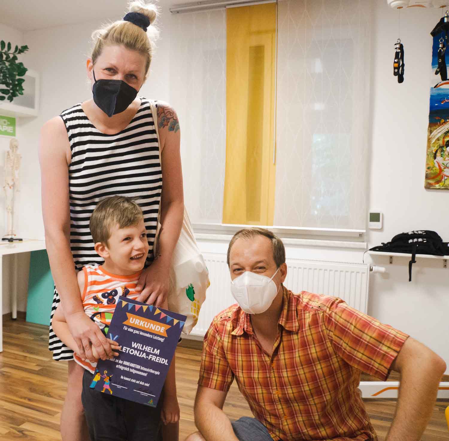 Willi feiert mit seinen Eltern seine erfolgreiche Intensivtherapie