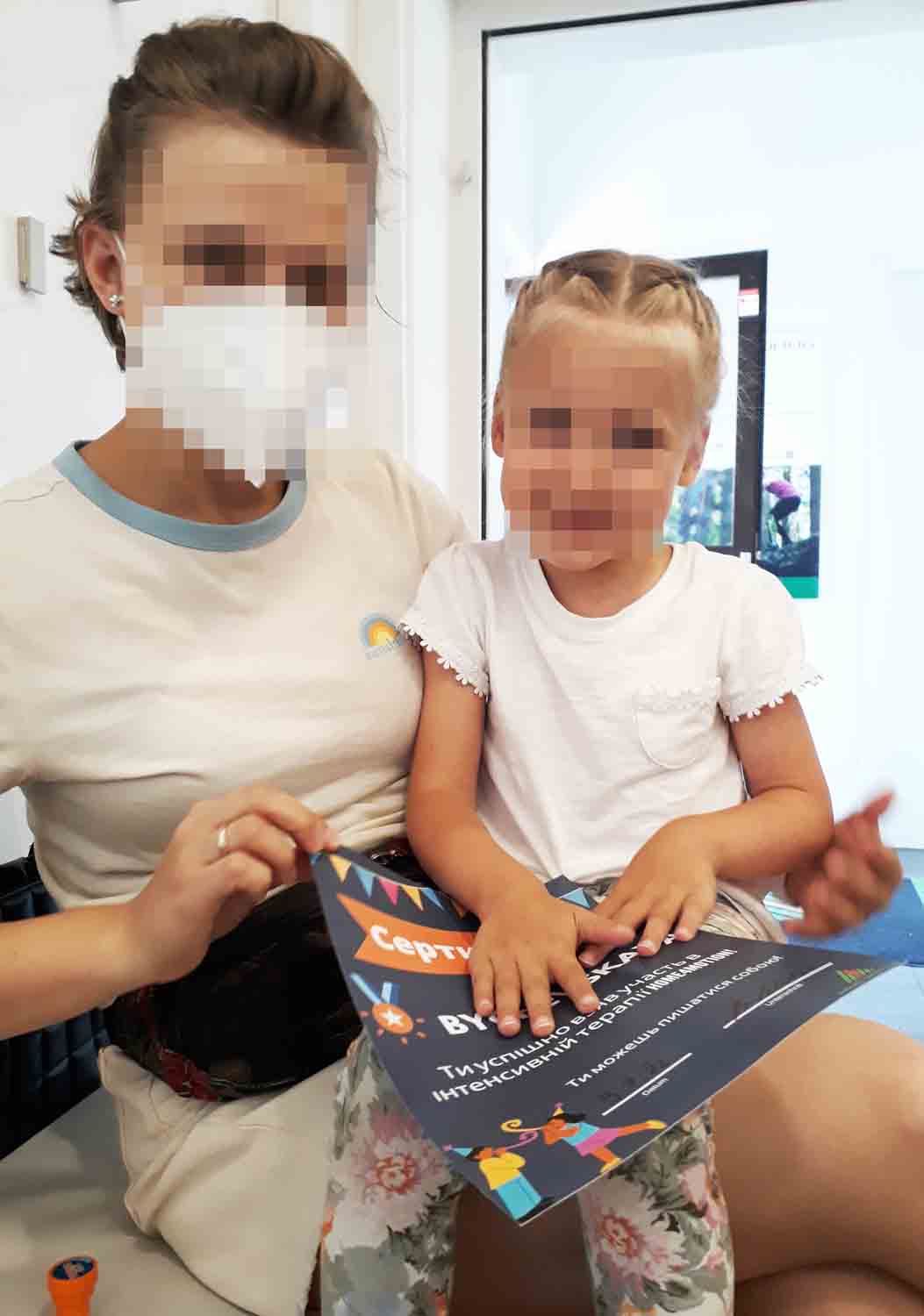 Kira und ihre Mama bei der Urkundenverleihung