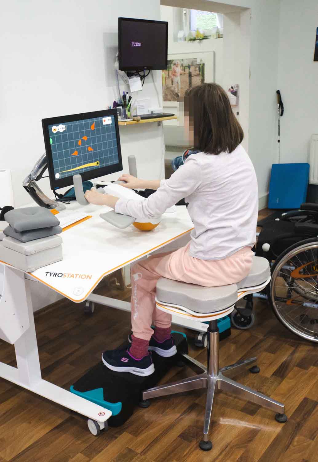 Kind übt am Pablo mit Sensor