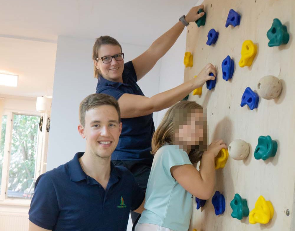 Lara mit ihren Physiotherapeut:innen Martina & Lorenz