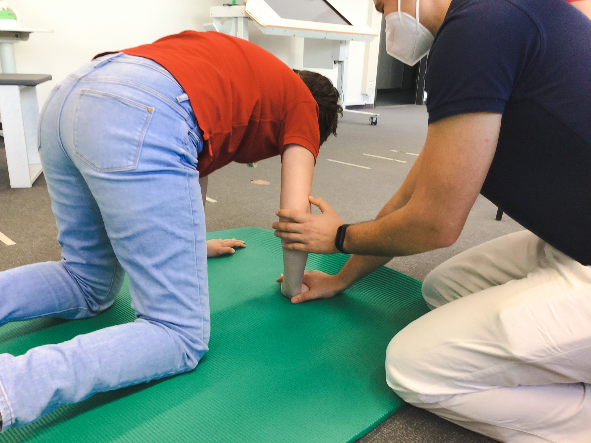Katharina übt mit dem Therapiegerät "Myro"