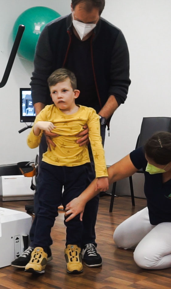 Zum Start der Intensivtherapie konnte Willi nur mit viel Gewichtsabnahme gehen