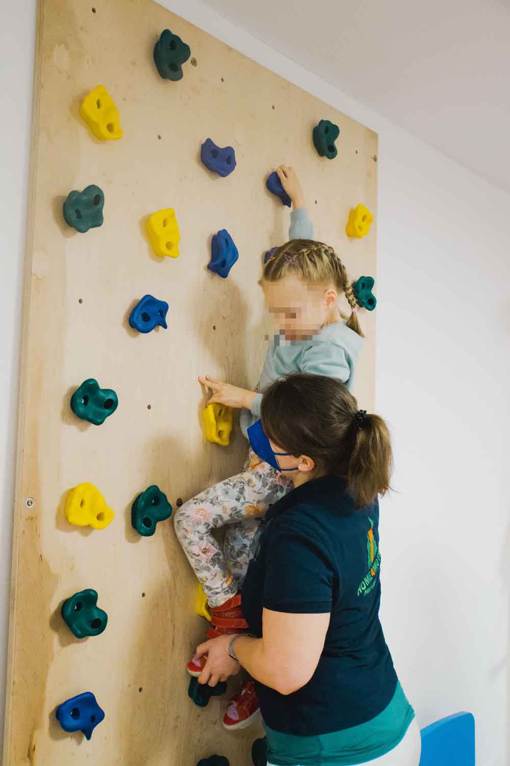 Kira klettert auf unserer Kletterwand
