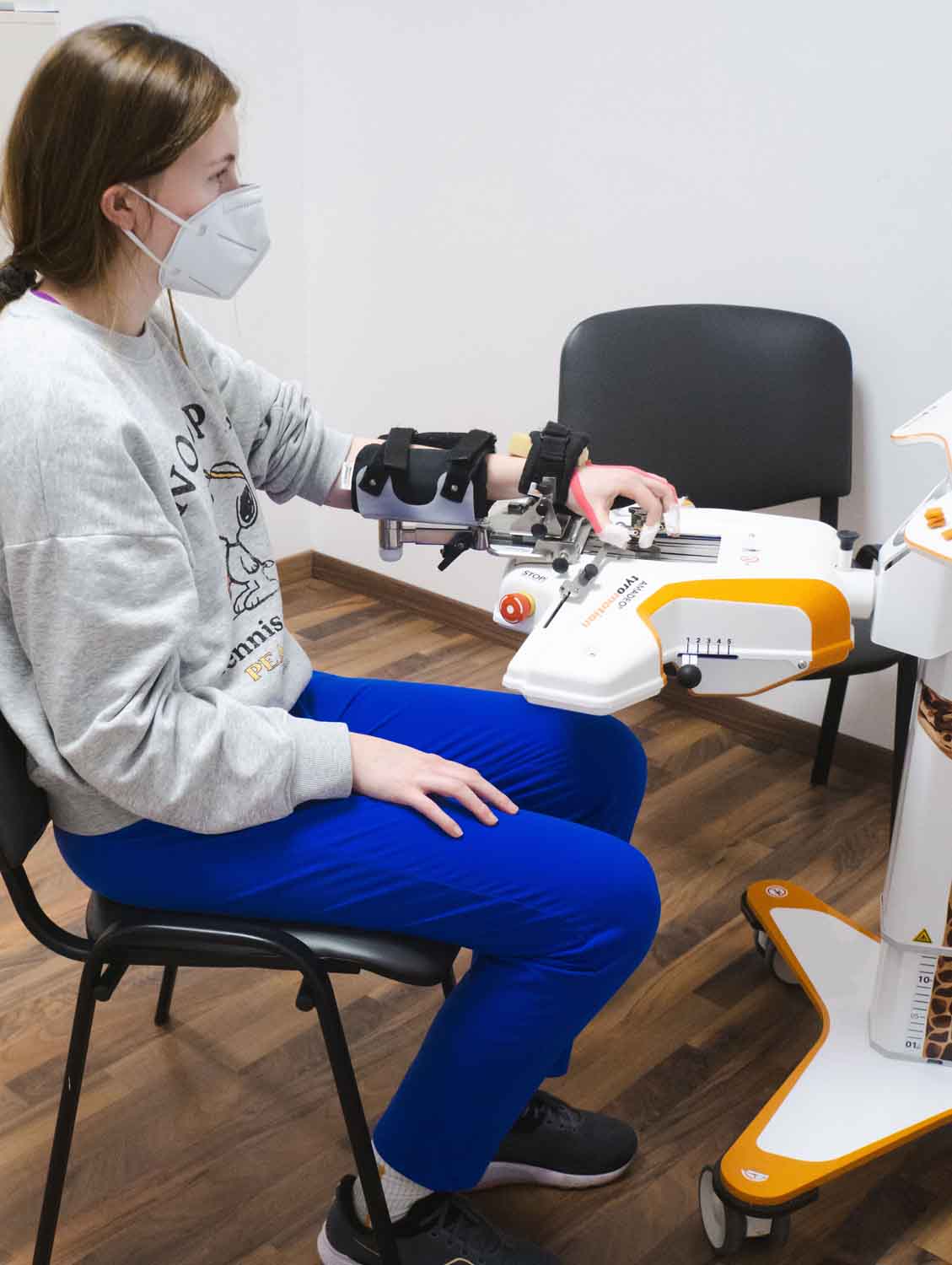 Patientin übt mit Amadeo