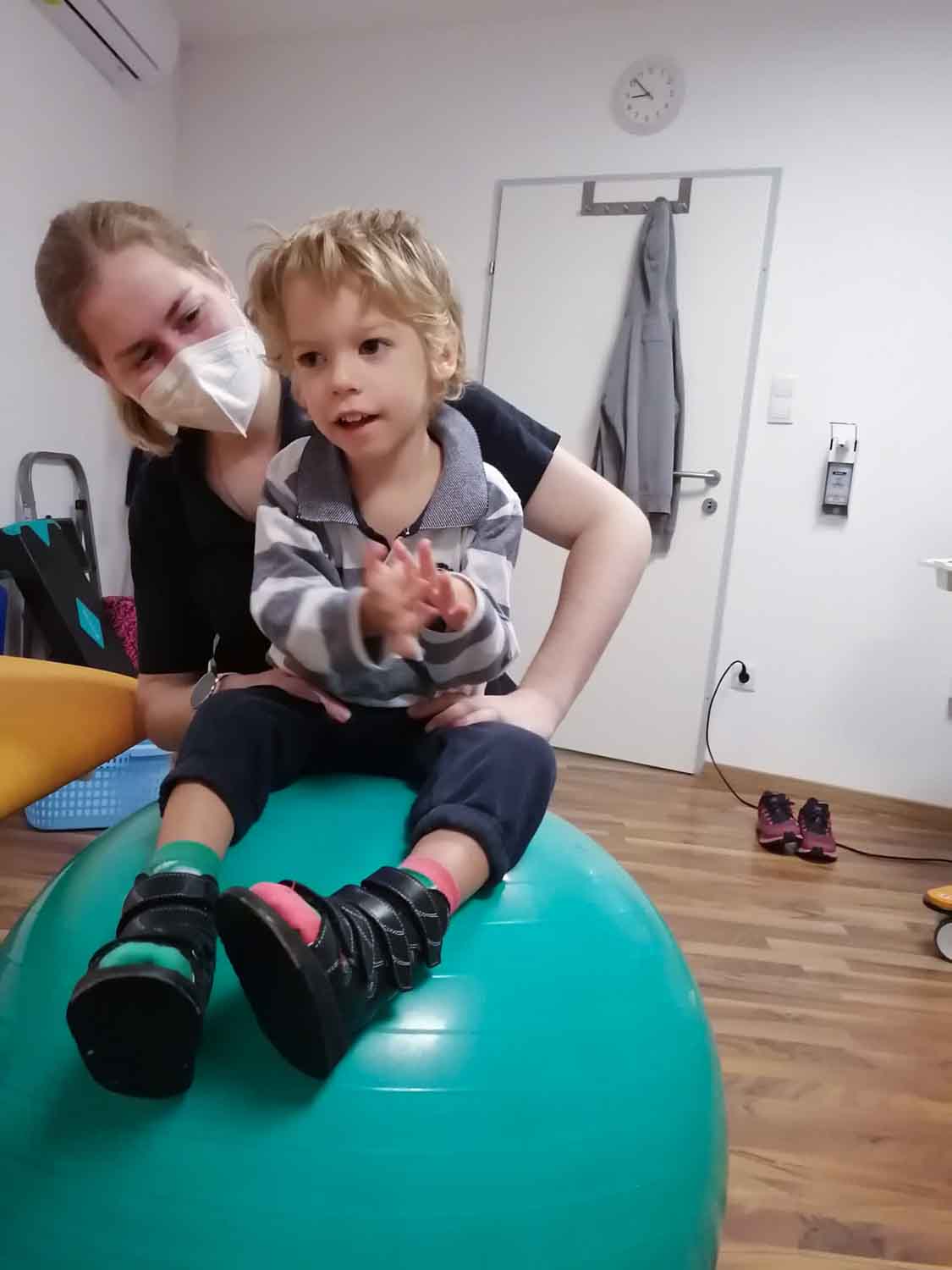 Moritz übte seine Rumpfkontrolle am Pezziball