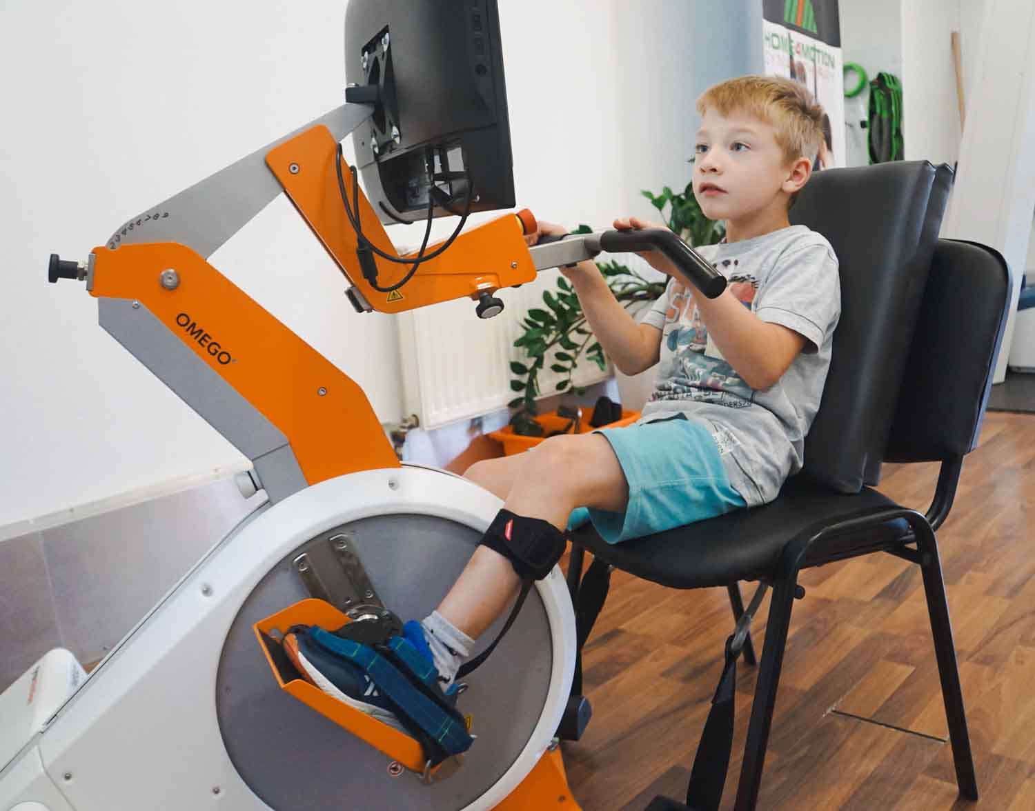 Kind übt am Omego spielerisch