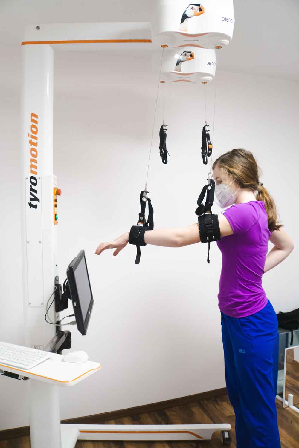 Patientin trainiert mit Handtrainer
