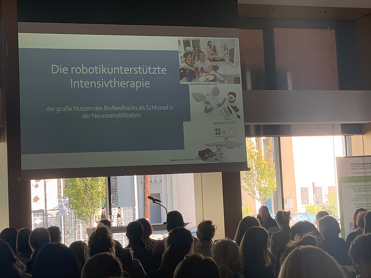 Physiotherapeuten verfolgen den Ausführungen von Physiotherapeut Martin Weißensteiner über Intensivtrainings im HOME4MOTION