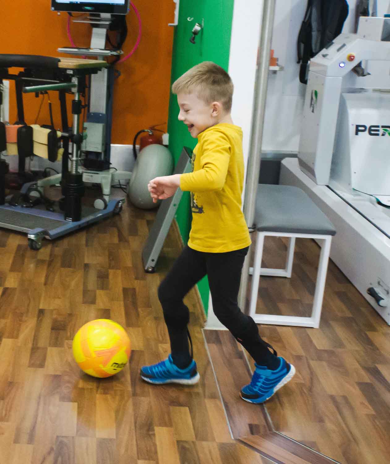 Ein Kind macht Übungen mit dem Ball