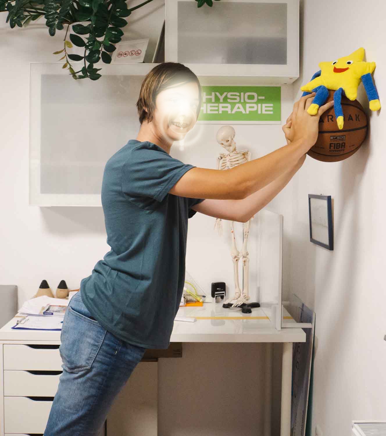 Marian trainiert mit dem Finger-Hand-Therapiegerät Amadeo