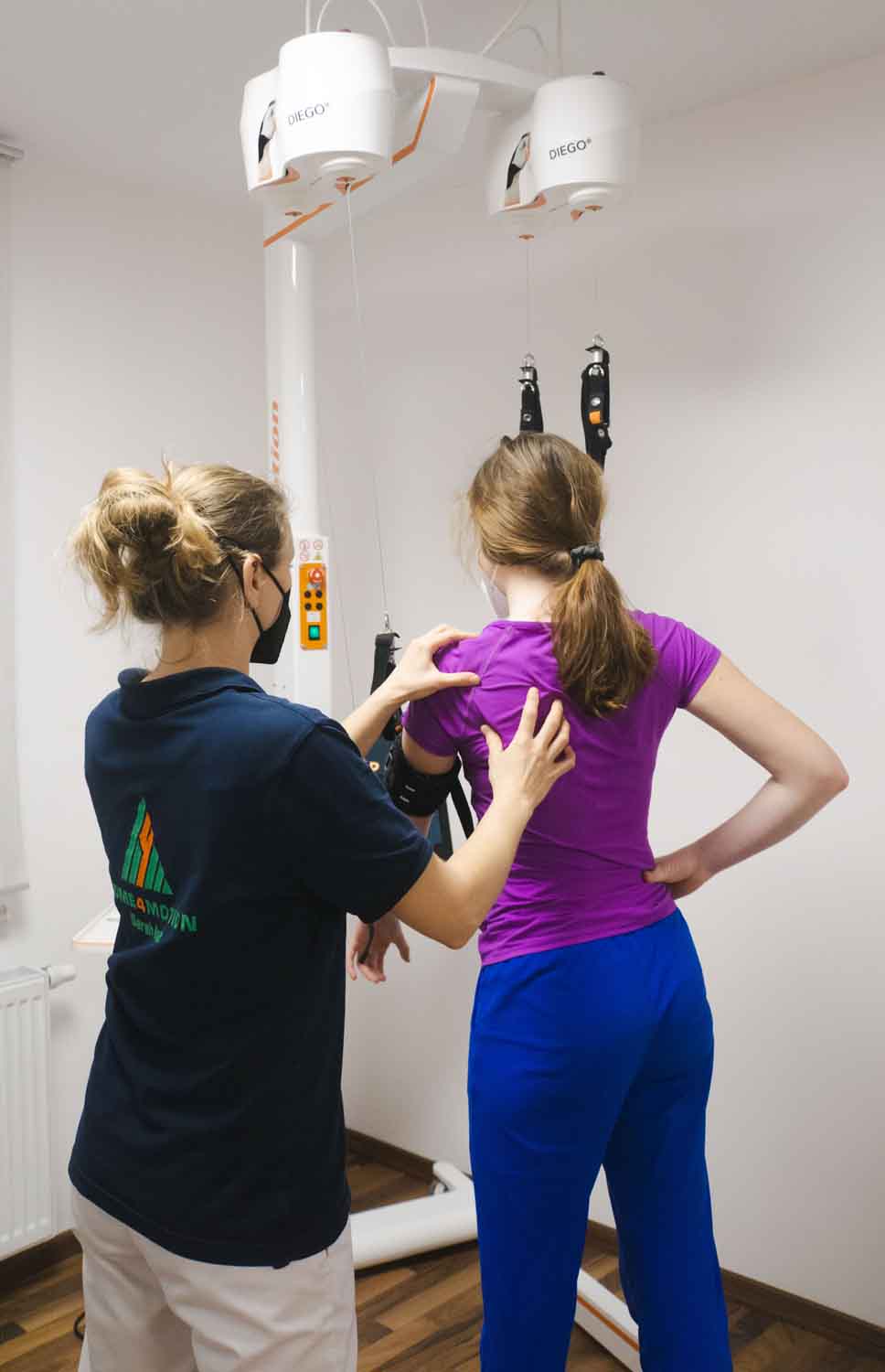 Patientin mit Therapeutin üben mit Handtrainer