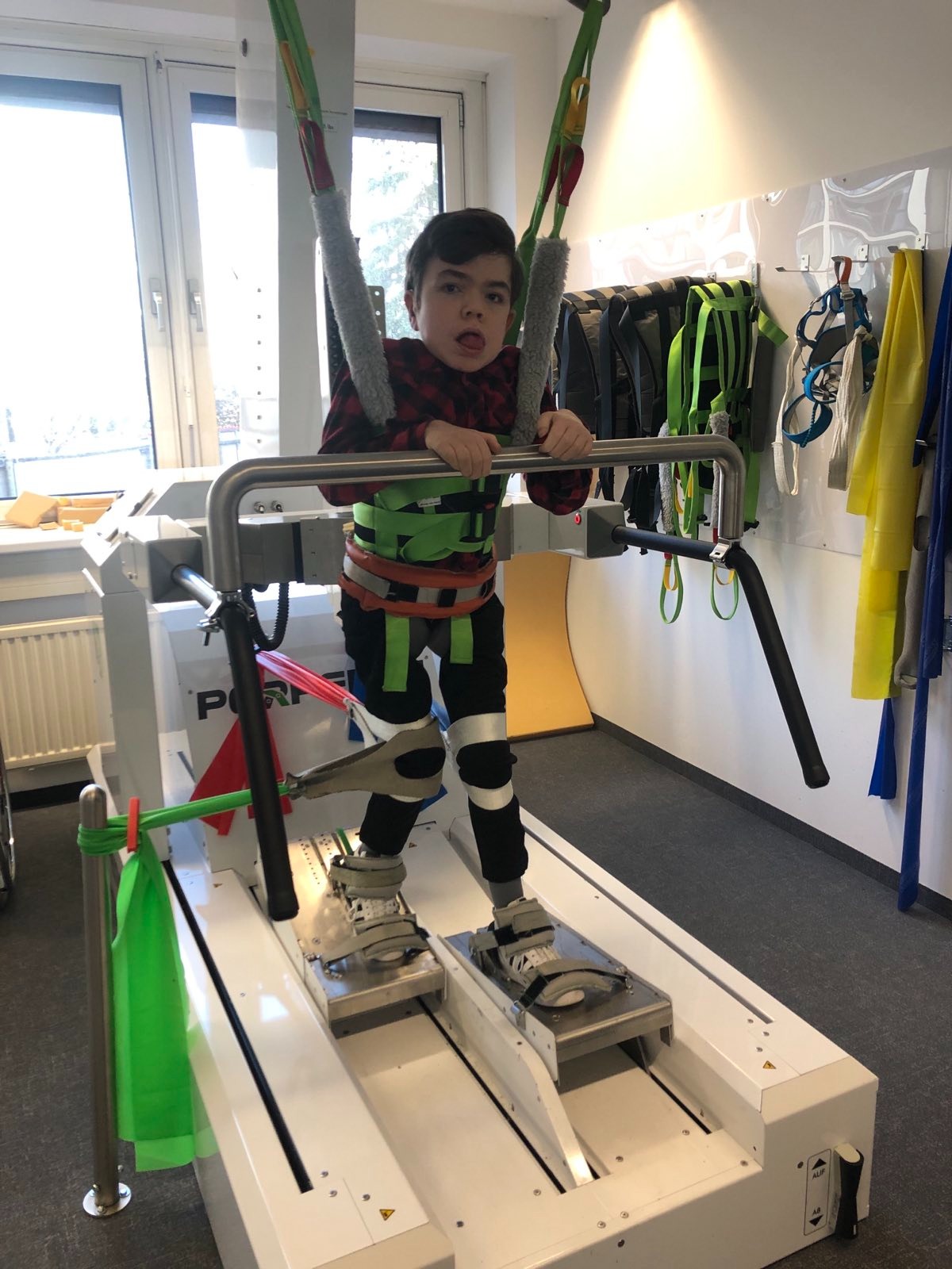 das Kind mit Hunter-Syndrom übt bei Perpedes