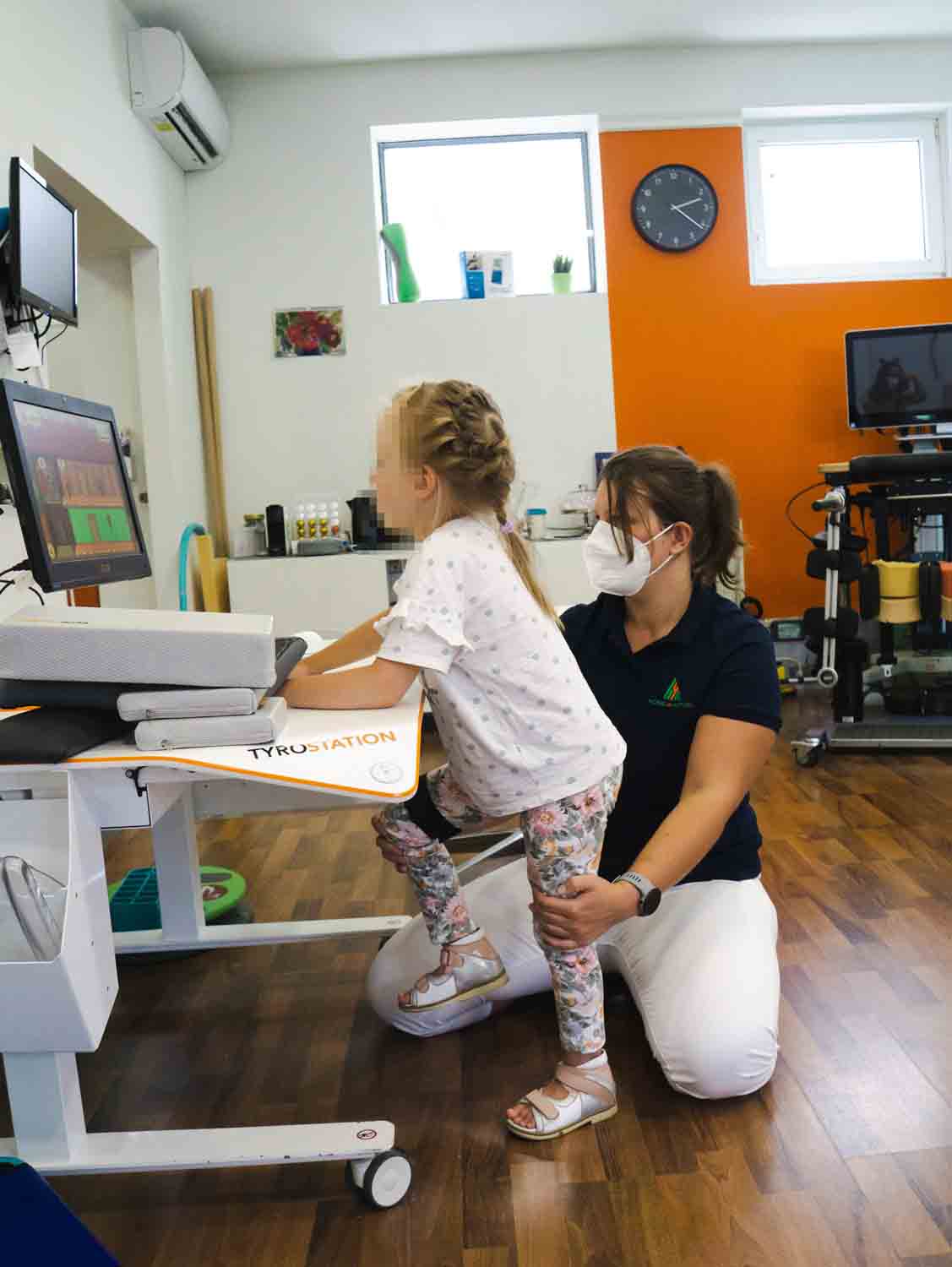 Kira und ihre Mama bei der Urkundenverleihung
