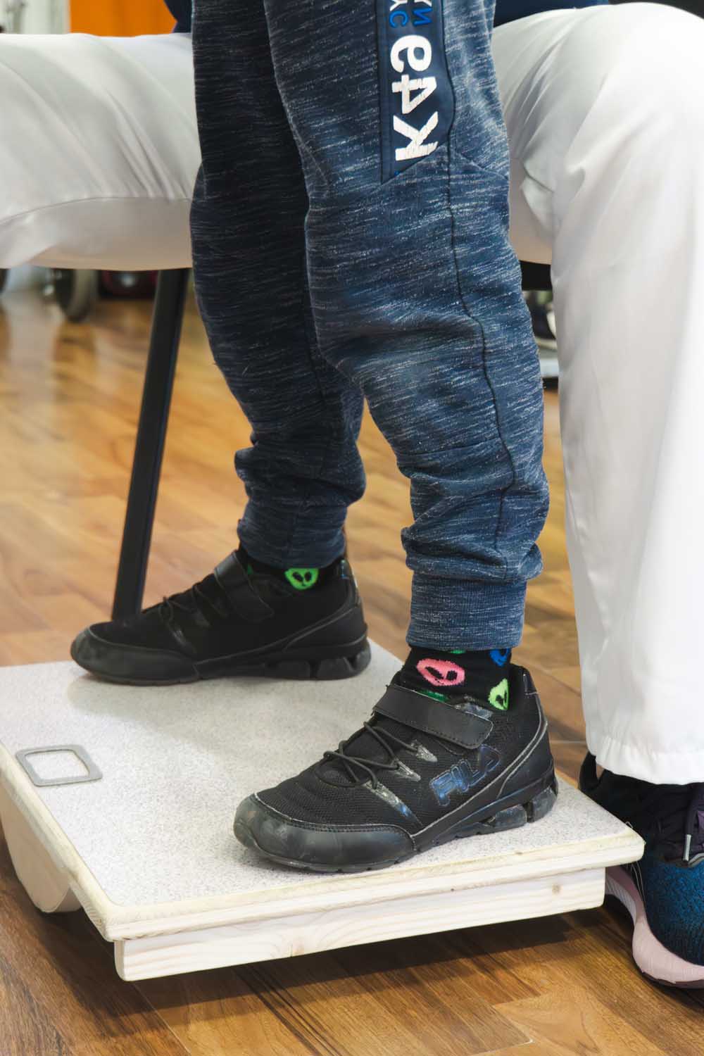 Lukas auf der Wackelplatte