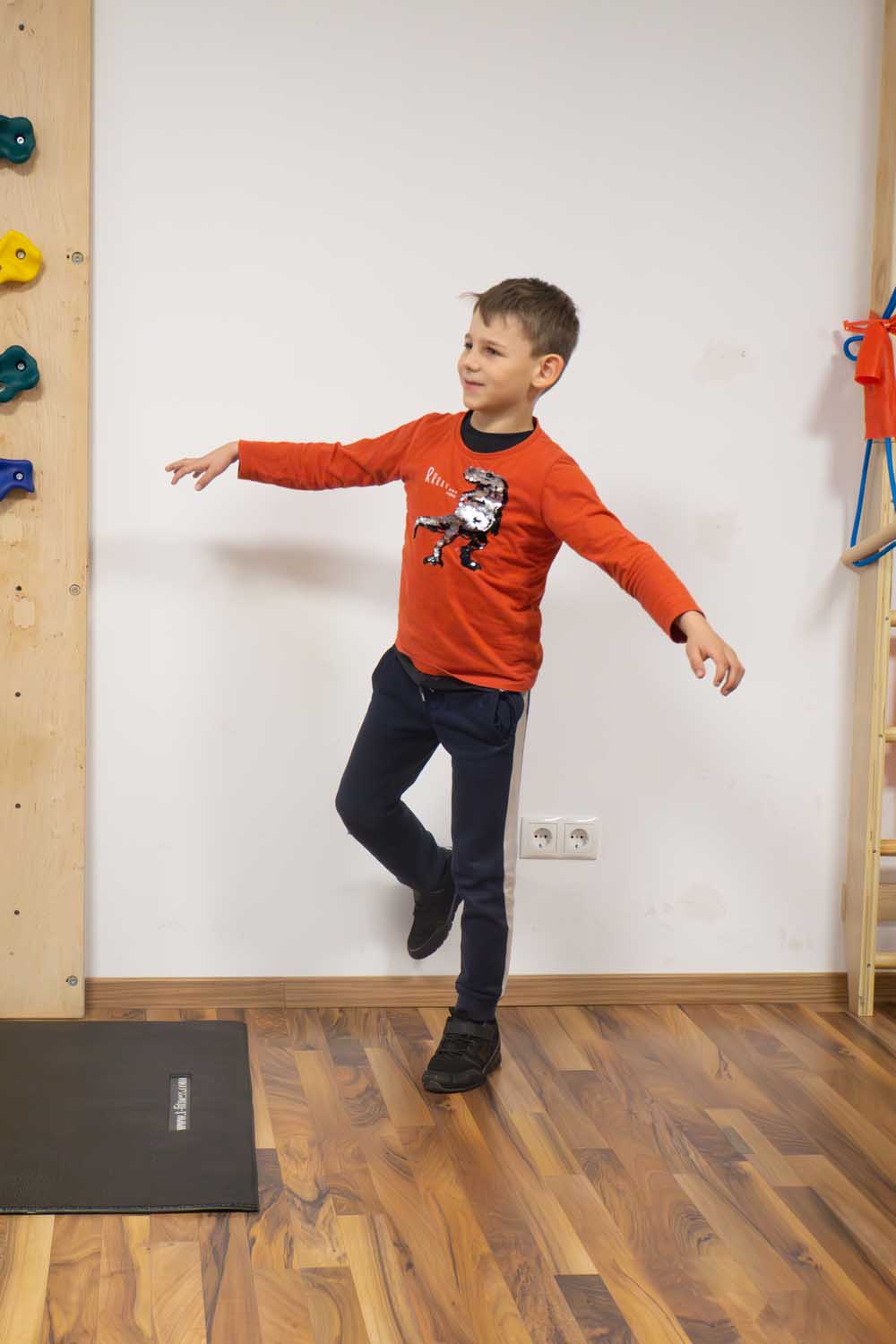 Lukas kann sein rechtes Bein als aktives Standbein immer besser nutzen