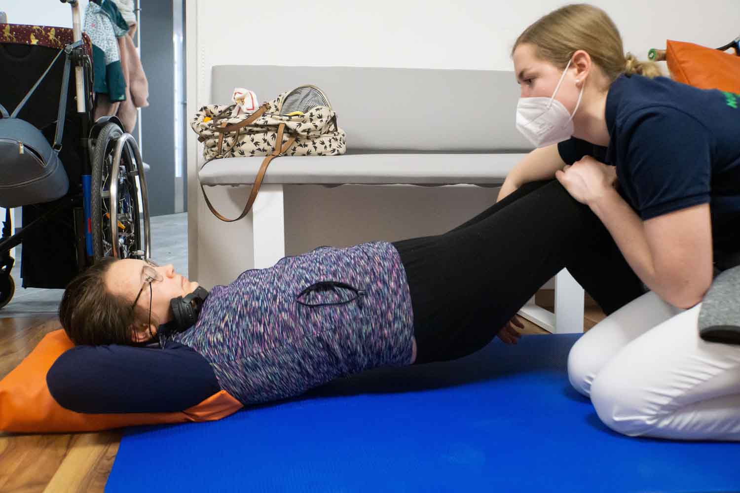 Therapeutin hilf dem Kind Übungen zu machen