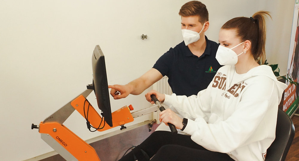 Patientin mit Therapeut am Omego Trainer