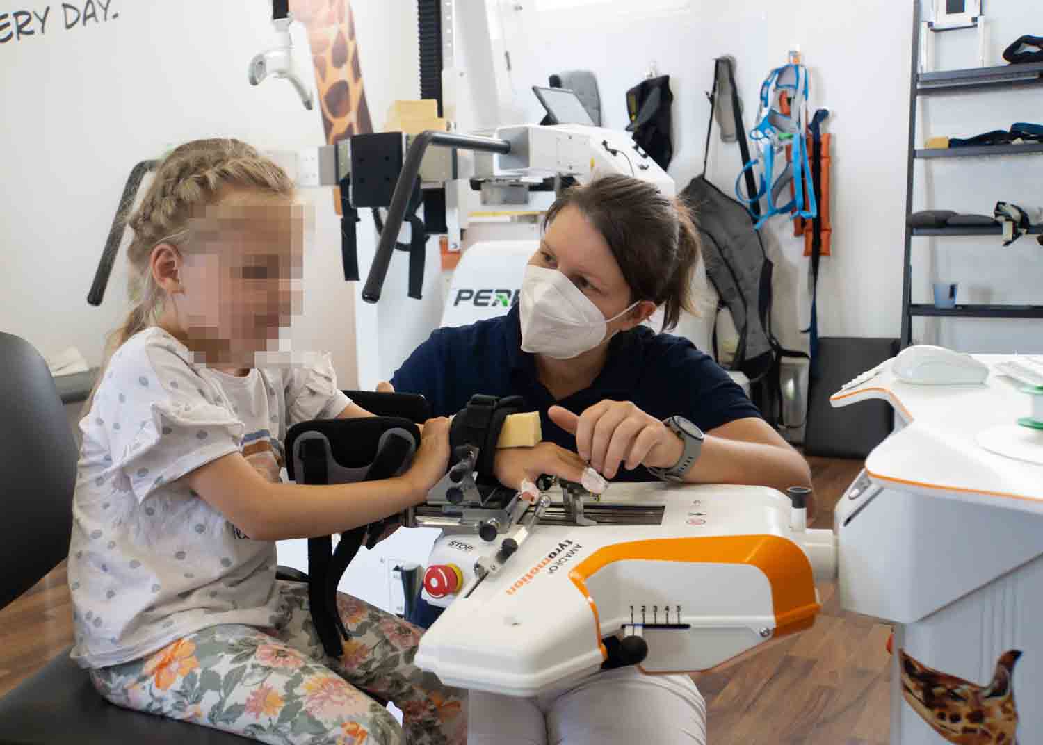 Ein Kind macht Therapie am Amadeo