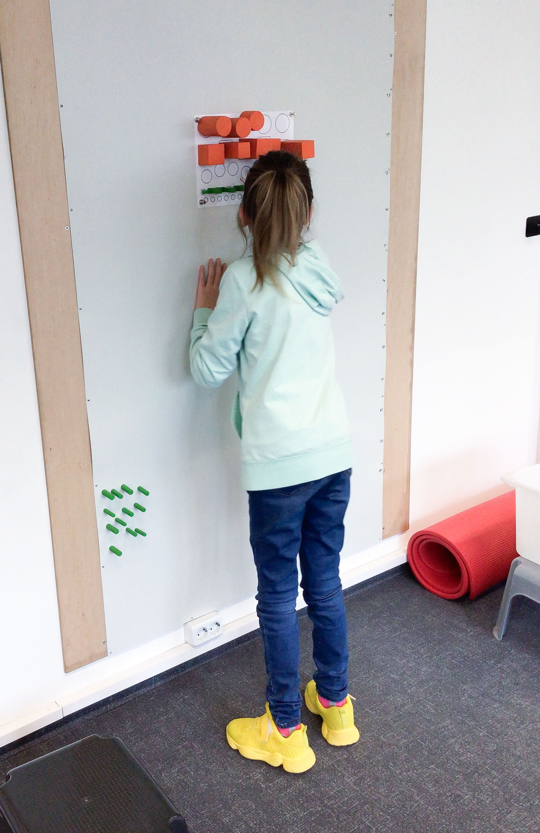 Alina übt auf der ADL-Wand