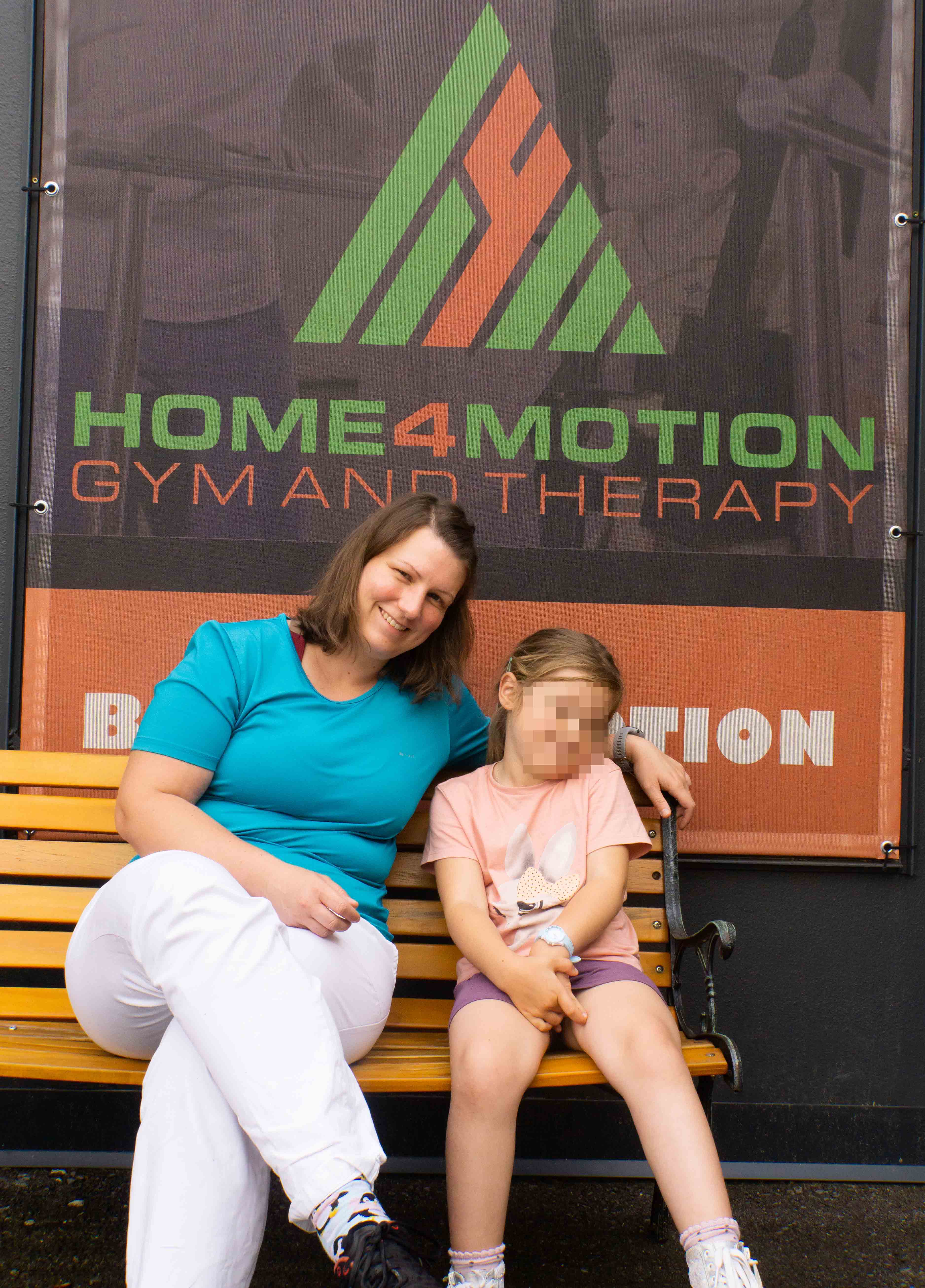 Abschiedsfoto Lara und Physiotherapeutin Martina