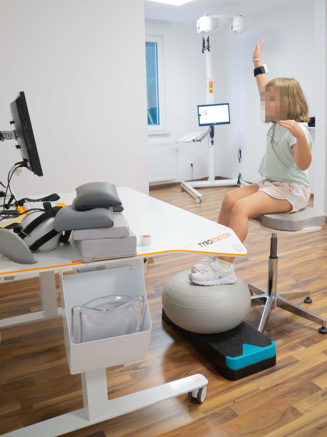 Lara übt mit Pablo-Sensor