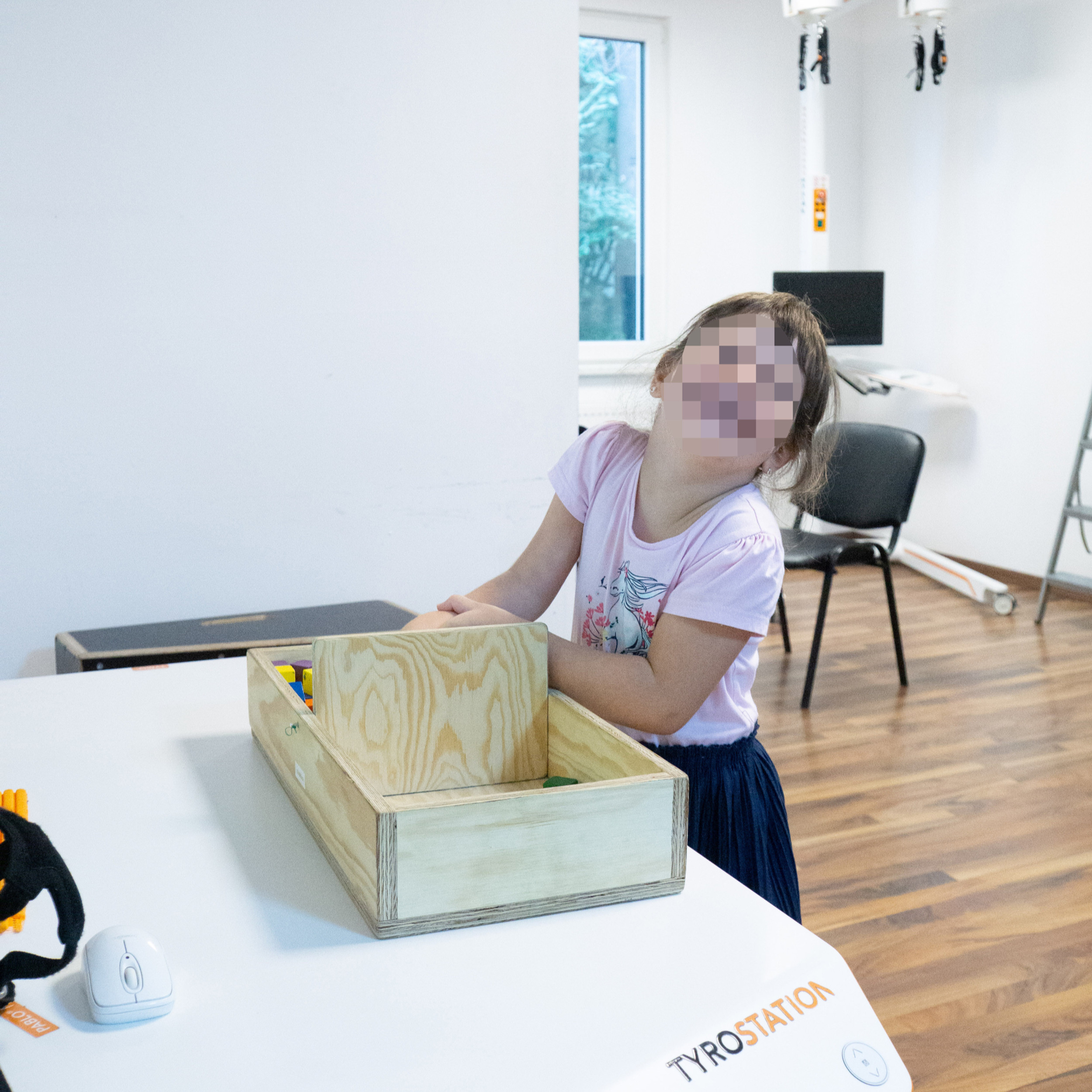 Elisa lachend beim Box & Block Test