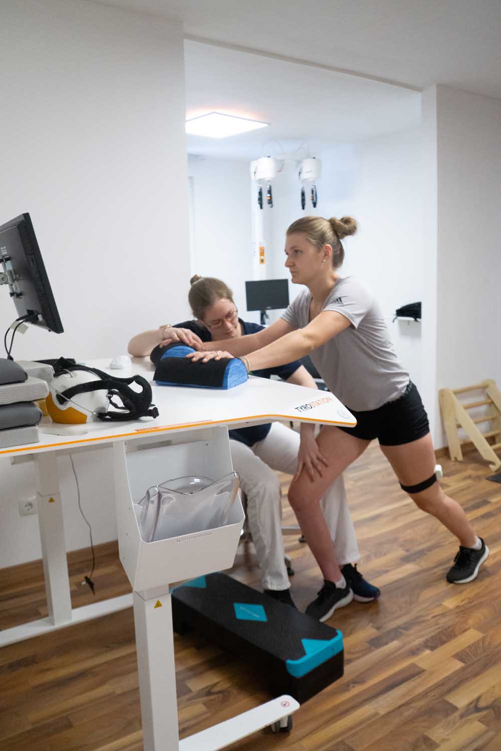 Emma übt den Ausfallschritt