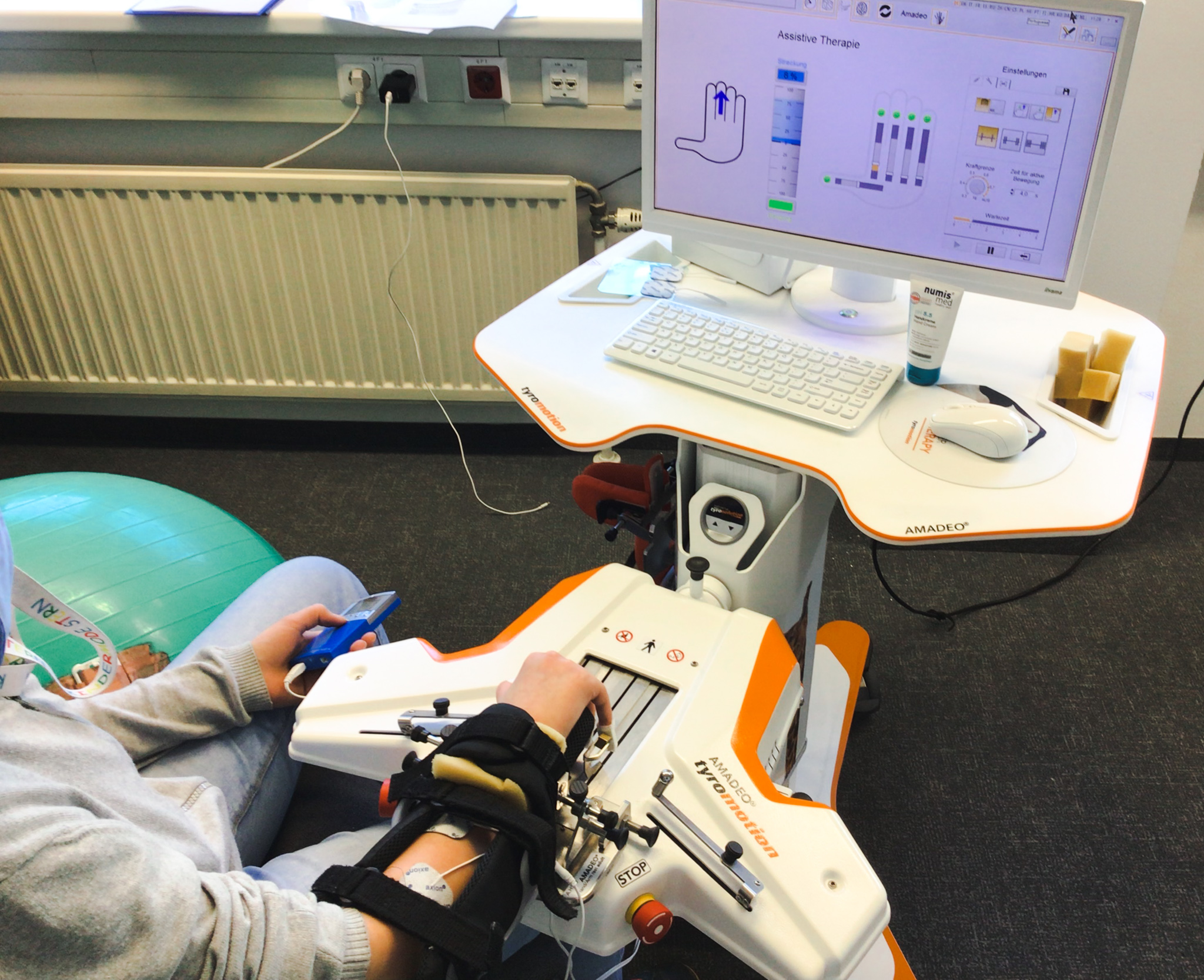 Für die Hand-Rehabilitation wurde das Therapiegerät „Amadeo“ genutzt.