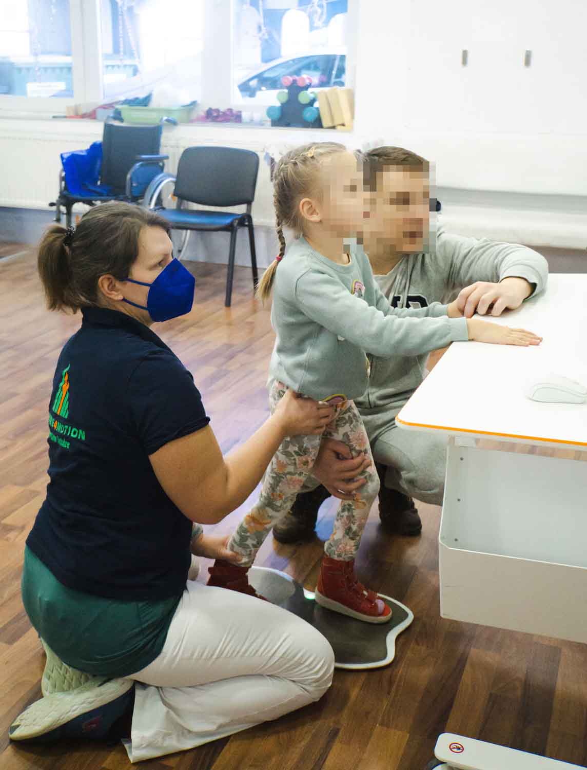 Kira übt am Tymo Gleichgewicht
