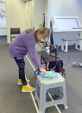 Alina mit ihrem Rollator beim Training